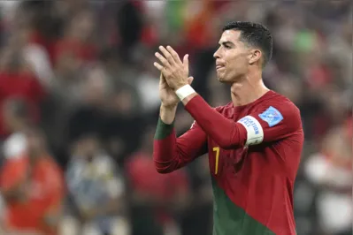 Imagem ilustrativa da imagem Após ter ficado na reserva, Cristiano Ronaldo elogia grupo de Portugal
