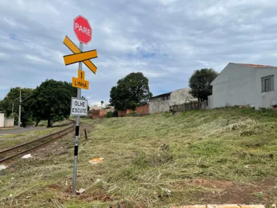 No cruzamento em que aconteceu o acidente na quinta-feira passada (9), na altura da Rua Presidente Kennedy, a empresa que administra a ferrovia fez a substituição da placa de alerta