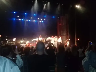Show de Arrigo Barnabé no Teatro Ouro Verde, com Tetê Espíndola e a banda londrinense Aminoácido