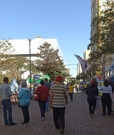Sábado de manhã também é dia de fazer campanha no centro de Londrina
