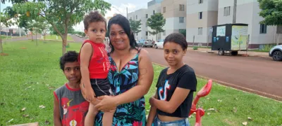 Gisele de Oliveira Silva tem três filhos em idade escolar: compra dos materiais custaria R$ 450