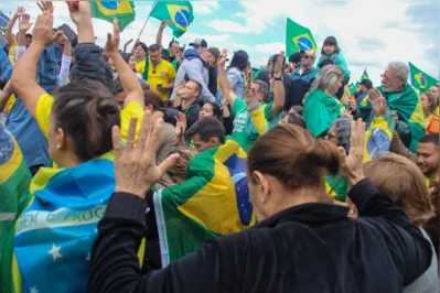 Em Londrina, manifestantes rezam em frente ao Tiro de Guerra