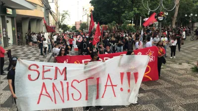 Manifestantes se reuniram em frente do Ouro Verde para protetar contra a tentativa de golpe em Brasília