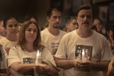 "Todo dia a mesma noite": série da Netflix divide opiniões de pais de vítimas  do incêndio da Boate Kiss, alguns querem processar a plataforma