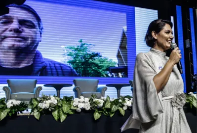 BRASÃLIA, DF, 21.03.2023 - MICHELLE-BOLSONARO: O ex-presidente Jair Bolsonaro participa virtualmente da cerimÃ´nia - A ex-primeira-dama Michelle Bolsonaro assume cargo de presidente do PL Mulheres, em cerimÃ´nia realizada no Hipica Hotel, em BrasÃ­lia, nesta terÃ§a-feira. (Foto: Gabriela BilÃ³/Folhapress)