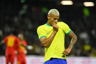 Richarlison comemora gol na vitória contra Gana