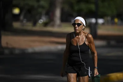 Mulher caminha no Parque Rosedal em Buenos Aires: capital argentina registra calor histórico