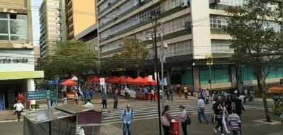 Calçadão é um tradicional palanque para os candidatos; "assédio" divide opiniões da população