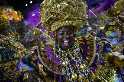 Estação Primeira de Mangueira fechou o primeiro dia de Carnaval no Sambódromo