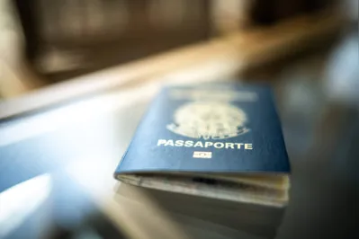 A opção pelo modelo físico permanece disponível, sendo este realizado por meio de reconhecimento de firma feito presencialmente pelos responsáveis do menor em cartório de notas