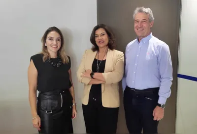 Célia Oliveira de Souza Catussi (ao centro), ao lado do 1° vice-presidente, Gerson Guariente, e Roberta Costa Alves Nunes Mansano, 2ª vice-presidente.