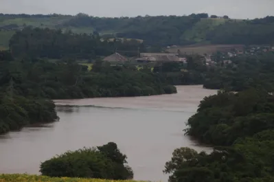 O Rio Tibagi também está com um volume grande de água por conta da chuva que vem atingindo o Paraná nas últimas semanas