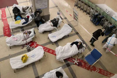 Pacientes com coronavírus Covid-19 estão deitados em leitos no saguão do Hospital Popular nº 5 de Chongqing, no sudoeste da China
