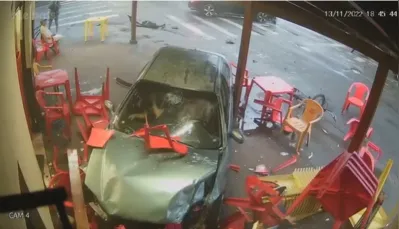 Imagem ilustrativa da imagem Cliente fica em estado grave após carro invadir bar em Rolândia