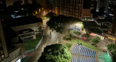 Imagem ilustrativa da imagem Colchão queimado em via pública escancara o conflito social dos moradores de rua