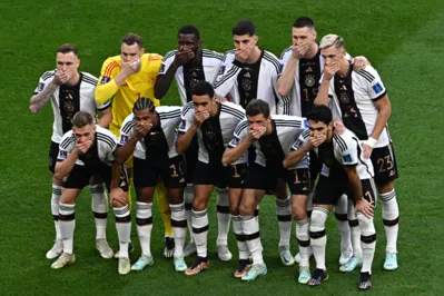 Imagem ilustrativa da imagem Com a mão na boca, seleção alemã protesta contra Fifa em partida da Copa