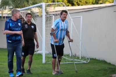 LONDRINA,PR,28.10.2022:LONDRINA-ITUANO-CAMPEONATO-BRASILEIRO-SÃRIE-B - Lance durante partida entre Londrina e Ituano, vÃ¡lido pelo Campeonato Brasileiro SÃ©rie B, realizado na cidade de Londrina, PR, neste sexta feira, 28. (Foto: Filipe Barbosa/Futura Press/Folhapress)