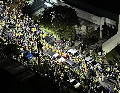 Imagem ilustrativa da imagem Confusão na rua Paranaguá tem corre-corre, balas de borracha e prisão