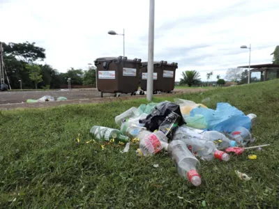 O Conselho Municipal do Ambiente deverá acionar órgãos municipais e estaduais por conta da festividade que deixou muito lixo no entorno do Jardim Botânico