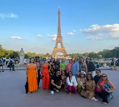 Rosinha Ferreira, de vermelho, da "Eu Topo" com um grupo de turistas: "Meu papel é compreender quais são os sonhos dos viajantes"