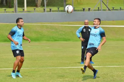 Poupado em Ponta Grossa, Alan Ruschel volta ao time diante da Chape; lateral fez o gol da vitória no último jogo no Café contra o CRB