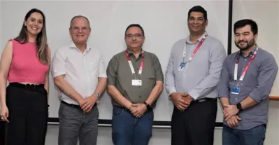 Reitor Eleazar Ferreira com dirigentes e gestores da Atos: Sara Gama, Savio Ernst, Douglas Nascimento (diretor para América do Sul) e Anderson Kitsuse