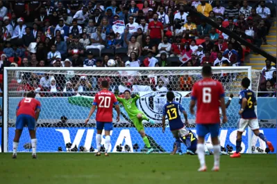 Imagem ilustrativa da imagem Costa Rica faz gol em primeiro chute na Copa, vence o Japão e ajuda Alemanha