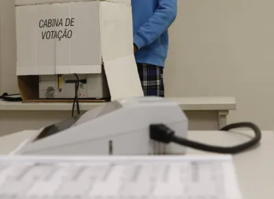 Cabina de votação com a nova urna modelo UE2020 é apresentada em seção eleitoral simulada no Tribunal Regional Eleitoral, no centro do Rio de Janeiro.