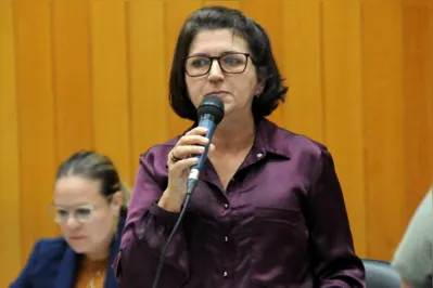 A Câmara Municipal de Londrina debateu nesta sexta (16) o projeto da Prefeitura que reduz os valores das multas aplicadas a quem descumpriu os decretos sanitários de enfrentamento da covid-19. Na foto a vereadora Lenir de Assis.