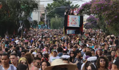 desfile de bloquinhos de carnaval nas ruas de londrina. foto: roberto custodio - folha de londrina - 23-02-2020