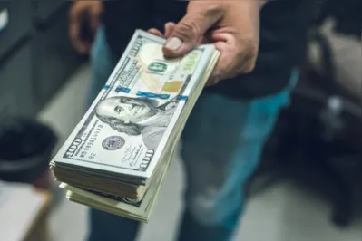 Imagem ilustrativa da imagem Dólar dispara diante de sinais mais fortes de recessão global