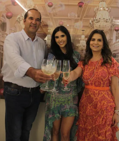O brinde de Maria Clara com os pais, Ângelo Gregolin e Carla Zamora Gregolin
