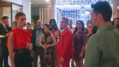 Após a revelação do áudio de Débora (Grazi Massafera), Sara (Isabelle Nassar) e Moretti (Rodrigo Lombardi) se encaram