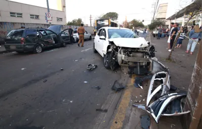 acidente com onibus e mais 14 veiculos na rua benjamn constant. foto: roberto custodio - folha de londrina - 01/09/2022