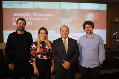 Superintendente do Grupo Folha de Londrina, Nicolás Mejía entre os painelistas Flávio Tavares, Silvana Rodrigues Quintilhano e Fernando Accorsi