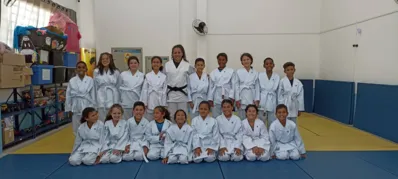 Na Escola Municipal Américo Sabino Coimbra, na região norte, 80 alunos de 1º ao 5º ano estão matriculados no judô e vestiram o quimono pela primeira vez para fazer a foto