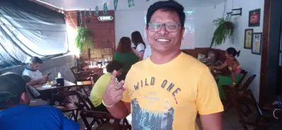 O indiano Bairaboena Niranjan ficou empolgado enquanto assistia o jogo na rua Paranaguá.