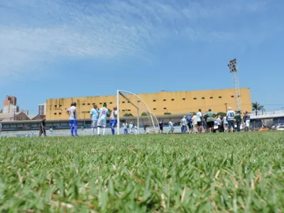 Imagem ilustrativa da imagem Ex-jogadores do Londrina se reúnem em jogo festivo no VGD