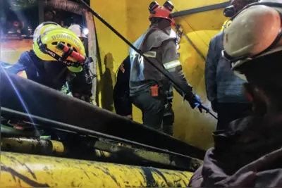 Bombeiros trabalham no resgate dos trabalhadores que estão presos da 900 metros de profundidade