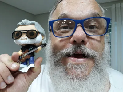 Silvio Demetrio com o boneco de Jerry Garcia, da banda Grateful Dead: desdobramento de linguagens para criar referências culturais