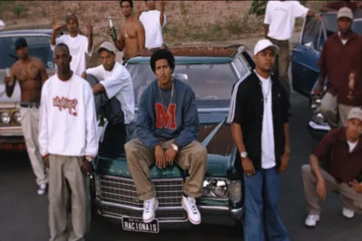 Os jovens Racionais posando num carro: filme da Netflix joga luz sobre a trajetória dos rappers