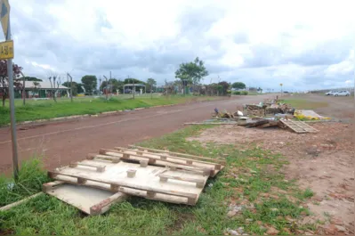 Bolsonaristas deixaram muito lixo e entulho após encerrarem acampamento em frente ao Tiro de Guerra, na zona leste