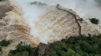 Imagem ilustrativa da imagem Foz do Iguaçu - Vazão das Cataratas é sete vezes maior que a normal nesta sexta-feira