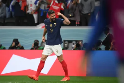 Giroud comemora o segundo gol francês sobre a Inglaterra