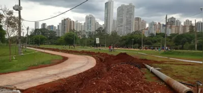 O local está com valas para a implantação de eletrodutos e também com desníveis na nova pista de caminhada