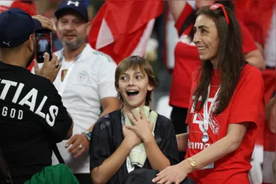 Imagem ilustrativa da imagem Garoto ganha luva de goleiro da Dinamarca de presente