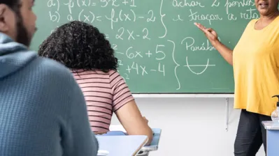 O ensino médio é considerado um dos gargalos da educação básica, com altos índices de abandono