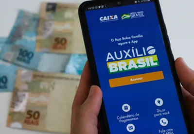 Imagem ilustrativa da imagem Governo evita Auxílio Brasil e planeja relançar Bolsa Família