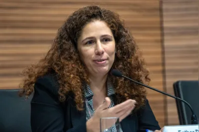 um dinheiro que chega, principalmente, para quem ganha menos", afirma a ministra da Gestão e da Inovação em Serviços Públicos, Esther Dweck