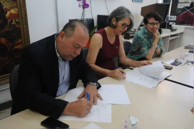 José Nicolás Mejía, administrador do Grupo Folha, a reitora da UEL, Marta Fávaro, e a diretora do CLCH, Laura Brandini, durante a assinatura do contrato de doação do acervo da Folha de Londrina para a UEL